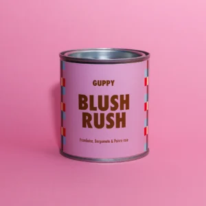Recto de la bougie parfumée Blsuh Rush sur fond rose