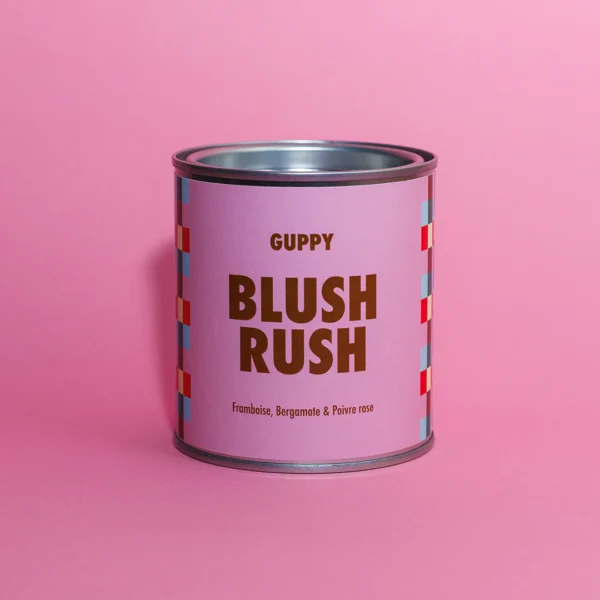 Recto de la bougie parfumée Blsuh Rush sur fond rose