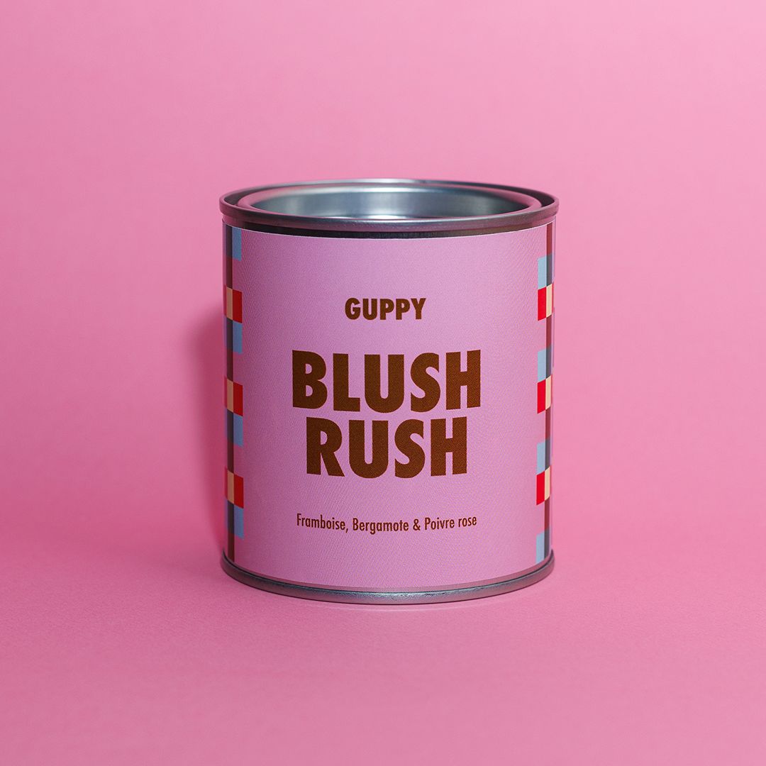 Recto de la bougie parfumée Blsuh Rush sur fond rose