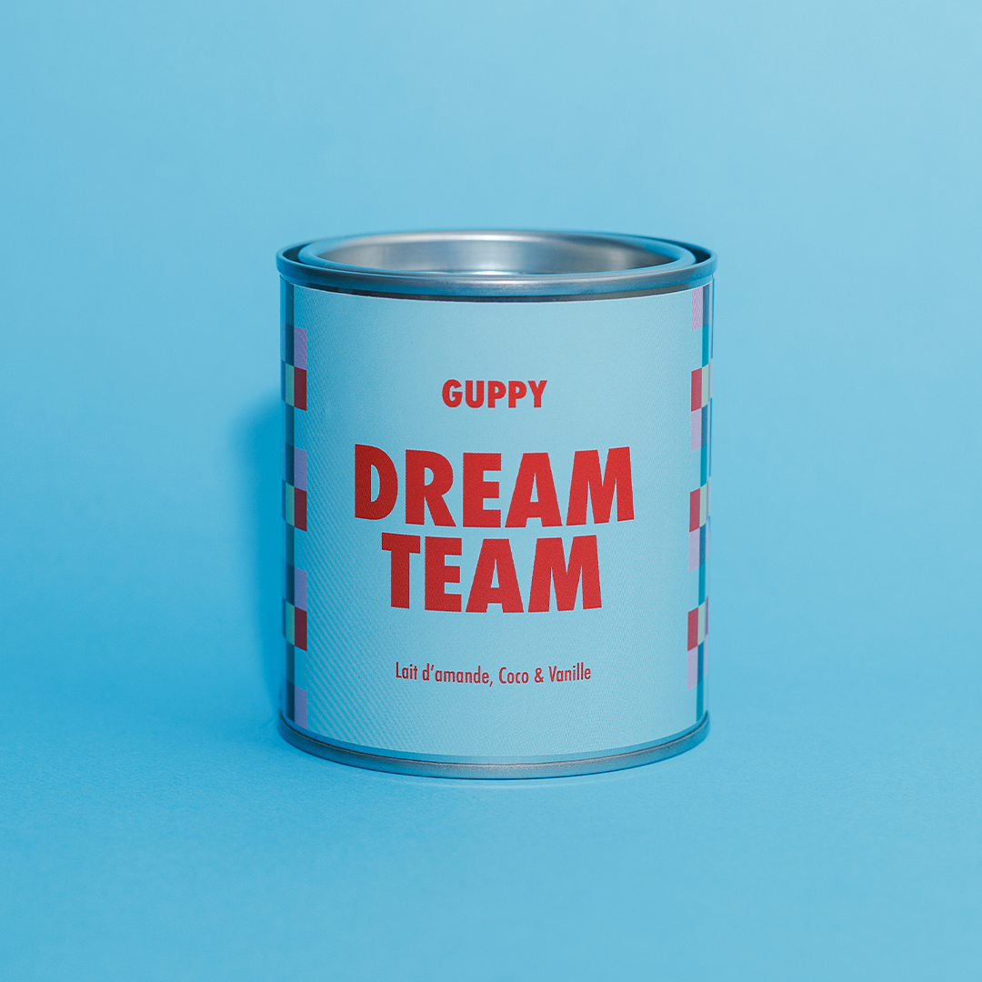 Recto de la bougie parfumée Dream Team sur fond bleu