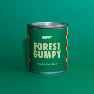 Recto de la bougie parfumée Forest Gumpy sur fond vert