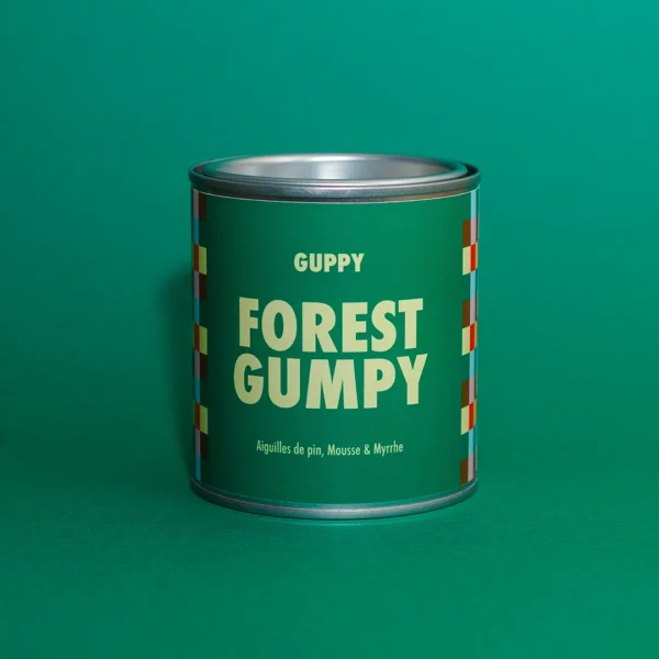 Recto de la bougie parfumée Forest Gumpy sur fond vert