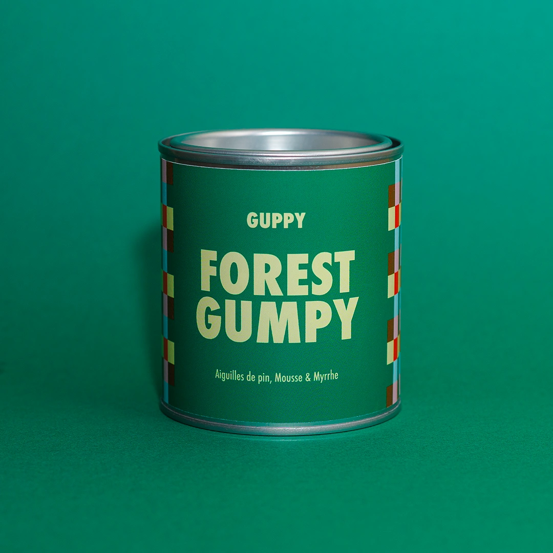 Recto de la bougie parfumée Forest Gumpy sur fond vert