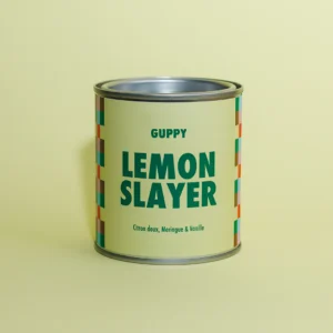 Recto de la bougie parfumée Lemon Slayer sur fond jaune