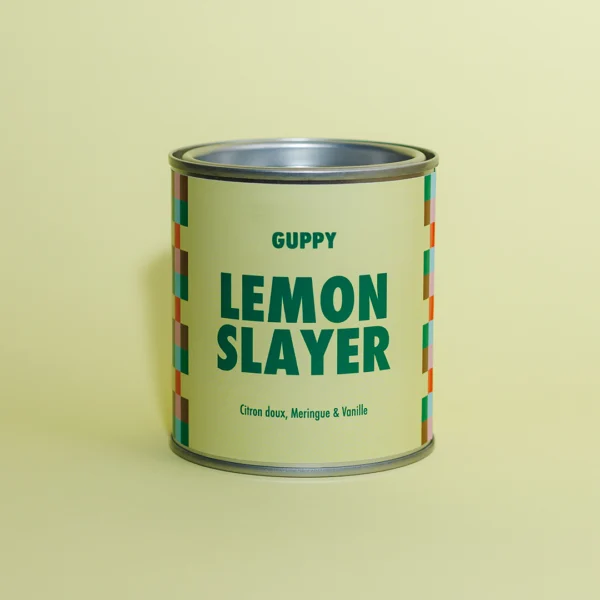 Recto de la bougie parfumée Lemon Slayer sur fond jaune