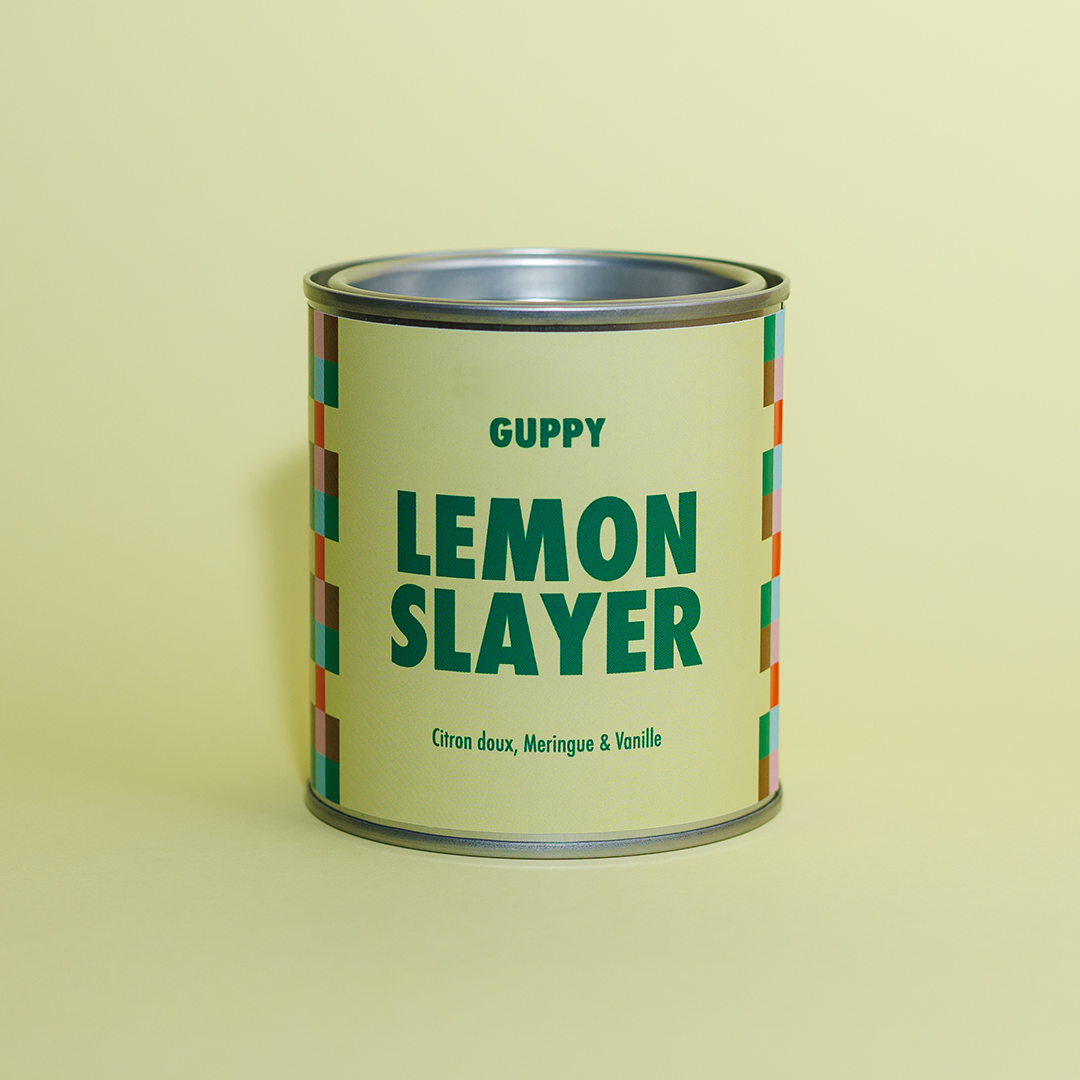 Recto de la bougie parfumée Lemon Slayer sur fond jaune