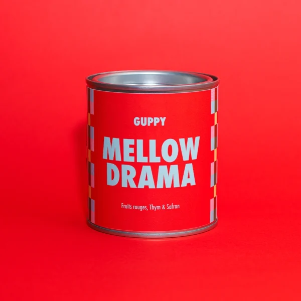 Recto de la bougie parfumée Mellow Drama sur fond rouge